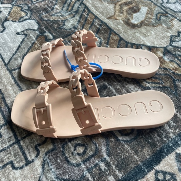 Gucci GG Light Pink Rubber Buckle Chain Link Sandals Slip On - Picture 2 of 7